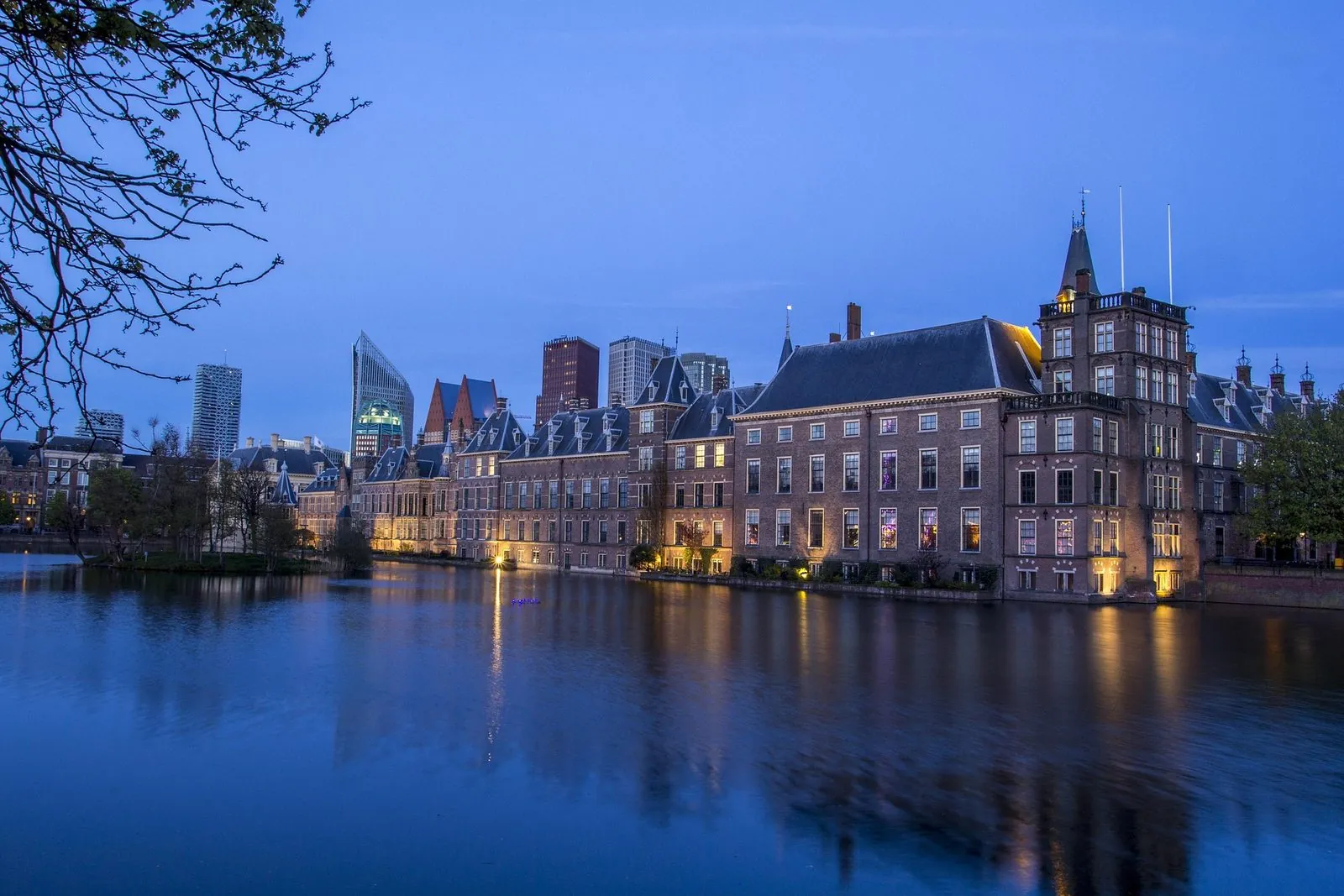 Het Binnenhof in Den Haag in de avond